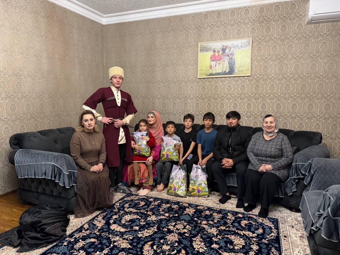 Поздравление с Наступающим Новым годом семью  К.М. Остарханова